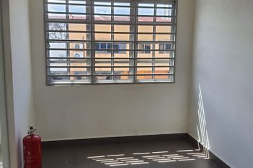 Taman Perindustrian Bukit Serdang Factory for sale