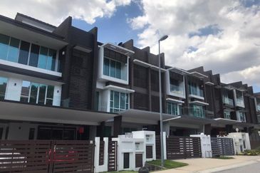 USJ HEIGHT 2.5 STOREY FOR SELL 
