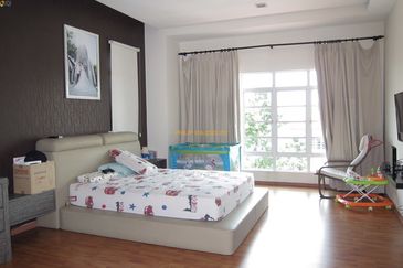 Pinggiran Putra Taman Equine