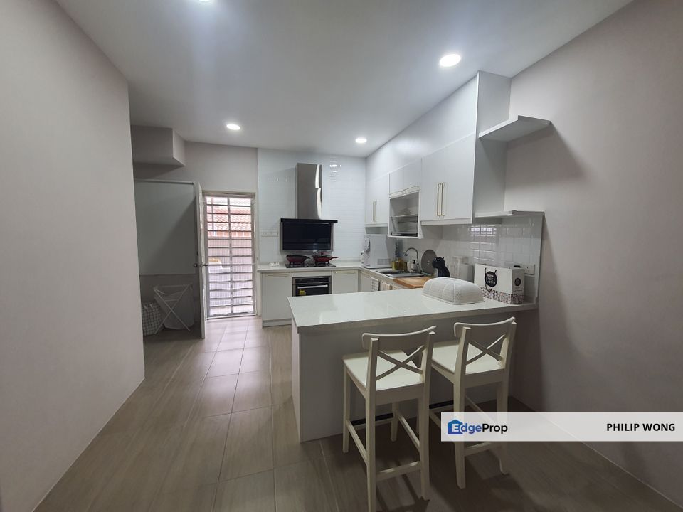 Taman Pinggiran Putra Double storey for sale 22 x 70 Moving in condition, Selangor, Seri Kembangan