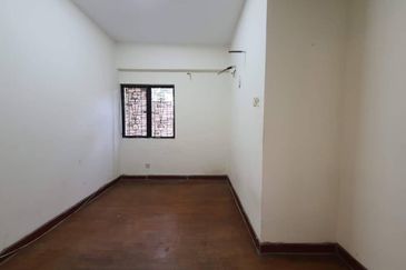 Turf View Apartment (Mutiara Serdang)