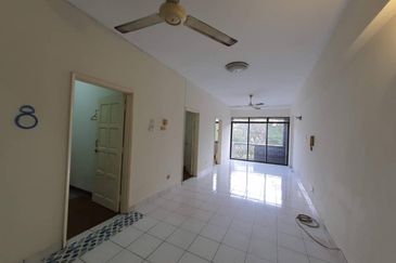 Turf View Apartment (Mutiara Serdang)