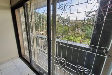 Turf View Apartment (Mutiara Serdang)