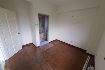 Turf View Apartment (Mutiara Serdang)