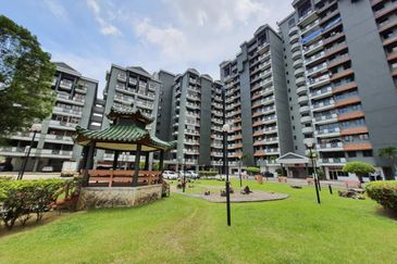 Turf View Apartment (Mutiara Serdang)