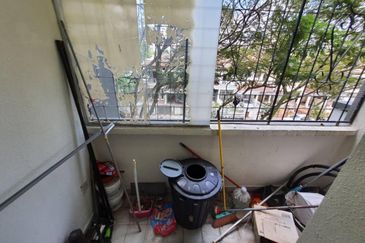 Turf View Apartment (Mutiara Serdang)