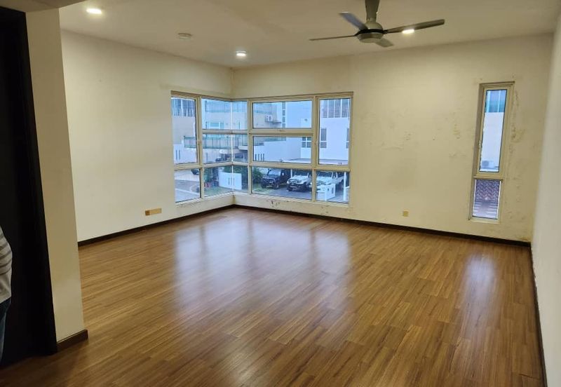  Laman Granview, Zero-lot Bungalow, MUST View!