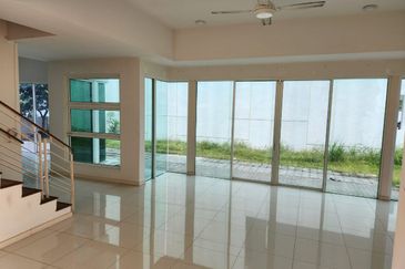  Laman Granview, Zero-lot Bungalow, MUST View!