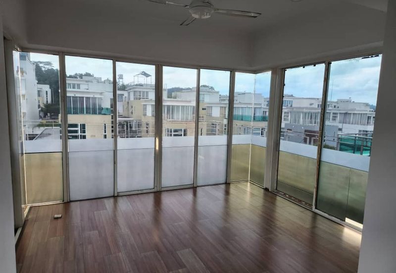  Laman Granview, Zero-lot Bungalow, MUST View!