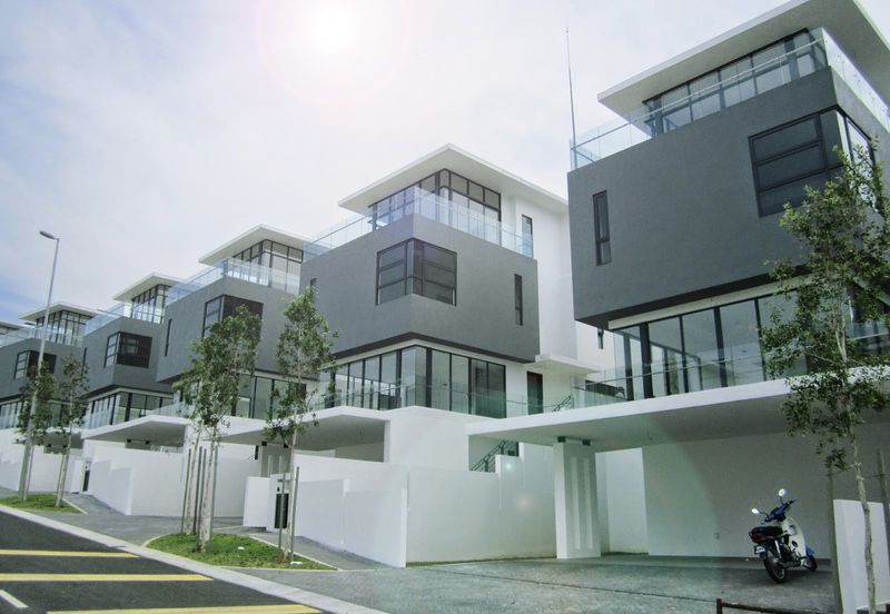  Laman Granview, Zero-lot Bungalow, MUST View!