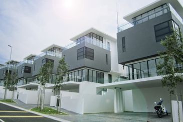  Laman Granview, Zero-lot Bungalow, MUST View!