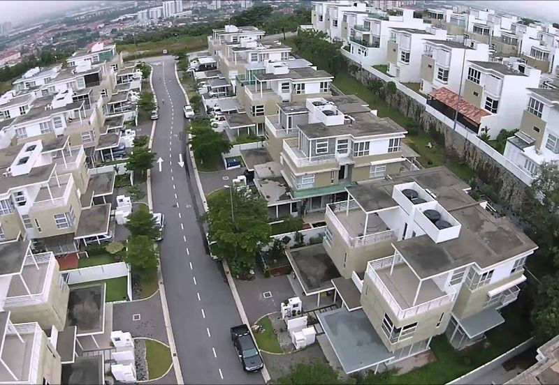  Laman Granview, Zero-lot Bungalow, MUST View!