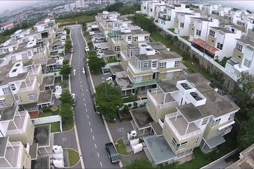  Laman Granview, Zero-lot Bungalow, MUST View!