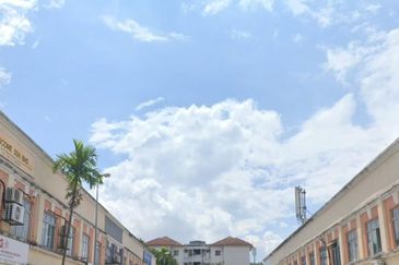 bandar puteri ground floor shop  for rent 