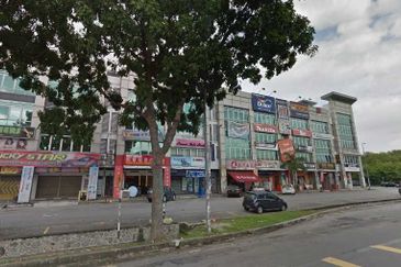 Ground floor ,bandar puteri shop for rent,hot area