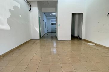 bandar puteri ground floor shop  for rent 
