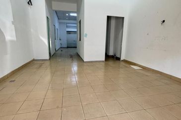 bandar puteri ground floor shop  for rent 