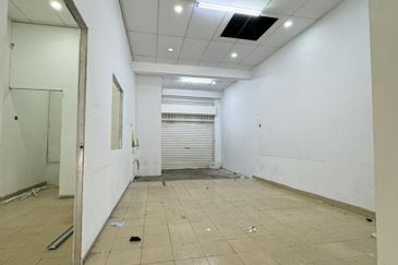bandar puteri ground floor shop  for rent 