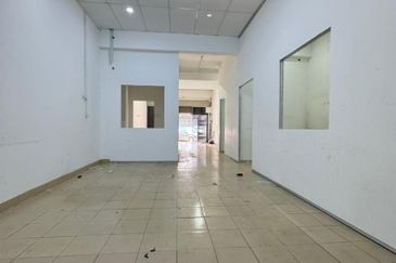 bandar puteri ground floor shop  for rent 