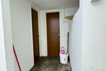 bandar puteri ground floor shop  for rent 