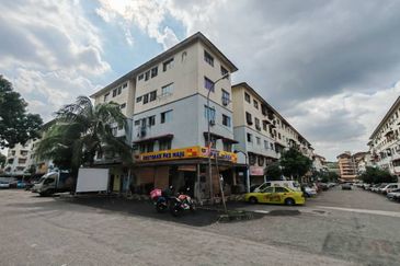 Pangsapuri Putra Raya - Corner Lot Front & Back Shoplot unit for Sale