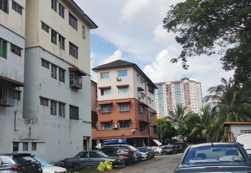 Pangsapuri Putra Raya - Corner Lot Front & Back Shoplot unit for Sale