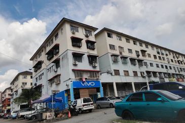 Pangsapuri Putra Raya - Corner Lot Front & Back Shoplot unit for Sale