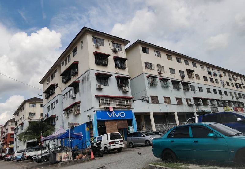 Pangsapuri Putra Raya - Corner Lot Front & Back Shoplot unit for Sale