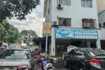 Pangsapuri Putra Raya - Corner Lot Front & Back Shoplot unit for Sale