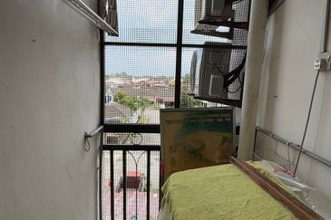 Straits Court Condominium Pasir Emas