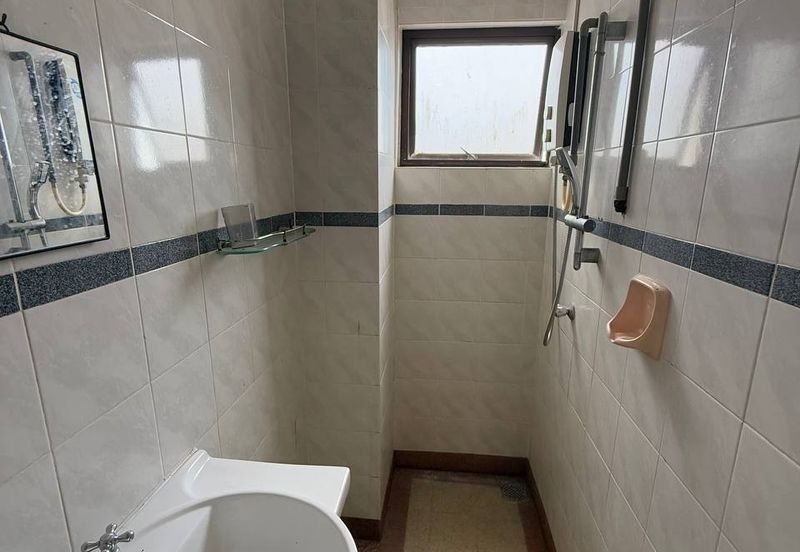 Straits Court Condominium Pasir Emas