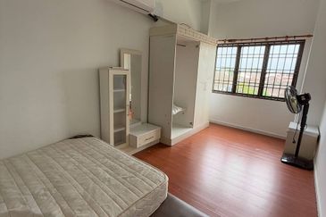 Straits Court Condominium Pasir Emas