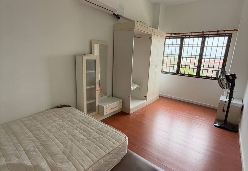 Straits Court Condominium Pasir Emas