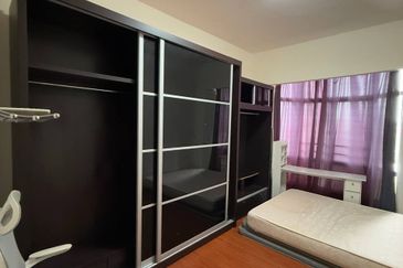 Straits Court Condominium Pasir Emas