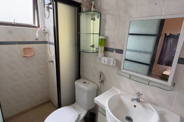 Straits Court Condominium Pasir Emas