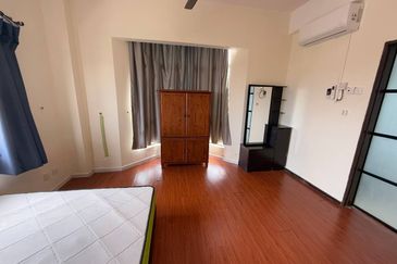 Straits Court Condominium Pasir Emas