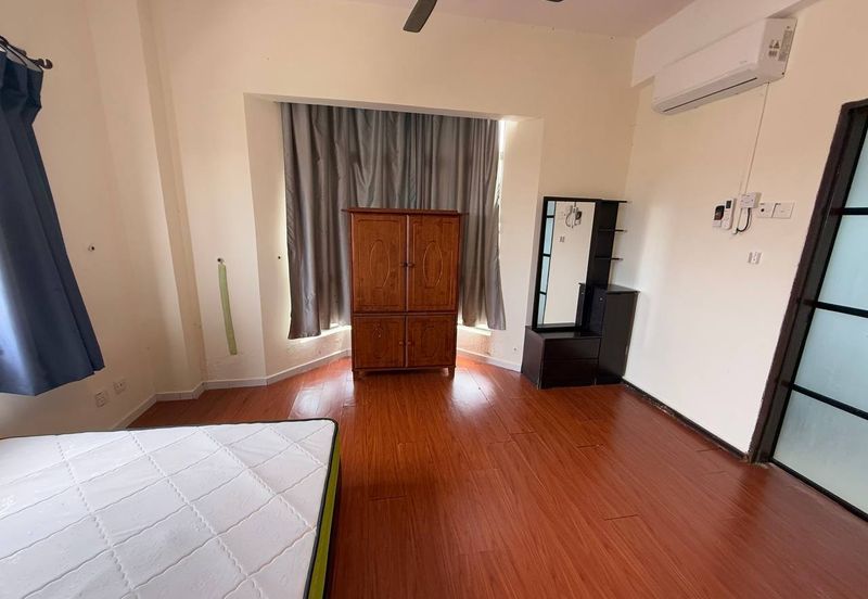 Straits Court Condominium Pasir Emas