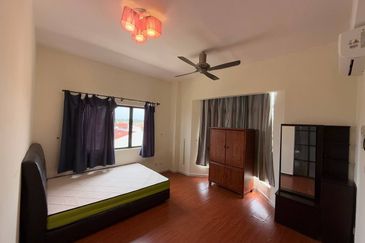 Straits Court Condominium Pasir Emas