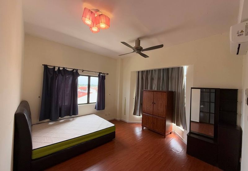 Straits Court Condominium Pasir Emas