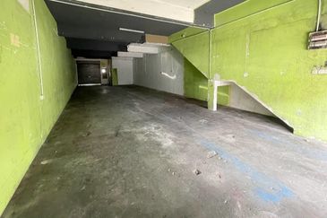 Small Warehouse Storage Shop Taman Kinrara Town Oug Puchong Jaya Old Klang