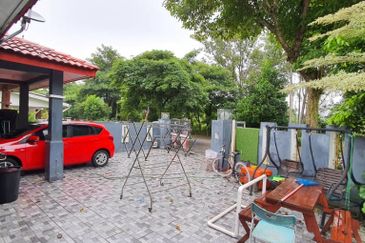 👍RENOVATED DOUBLE STOREY CORNER LOT TAMAN LESTARI PERDANA SERI KEMBANGAN PUCHONG SOUTH