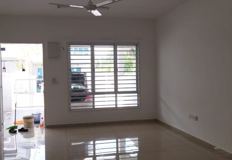 👍MURAH BASIC DOUBLE STOREY TERRACE TIARA SENDAYAN BANDAR ENSTEK NEAR NILAI FOR RENT