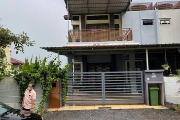 🔥FREEHOLD NON BUMI LOT 1.5 STOREY SEMI D TAMAN NUSA INTAN SENAWANG 