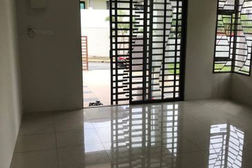 🔥FREEHOLD NON BUMI LOT 1.5 STOREY SEMI D TAMAN NUSA INTAN SENAWANG 