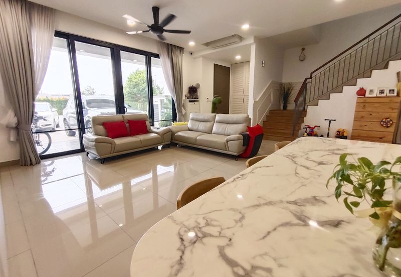 Lucent Residence @ twentyfive.7