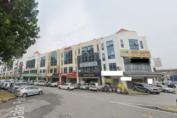 Bandar Puteri Corner Shop for rent, Ground floor, facing LDP