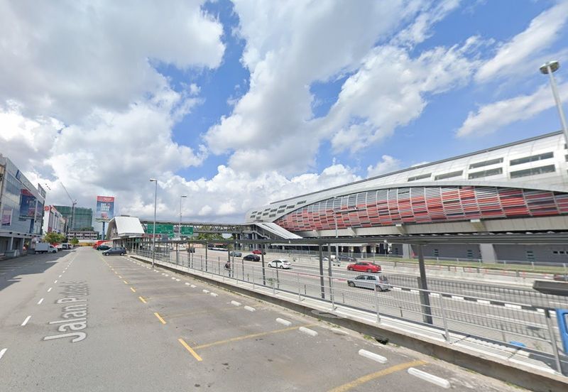 Bandar Puteri Corner Shop for rent, Ground floor, facing LDP