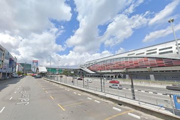 Bandar Puteri Corner Shop for rent, Ground floor, facing LDP