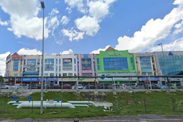 Bandar Puteri Corner Shop for rent, Ground floor, facing LDP