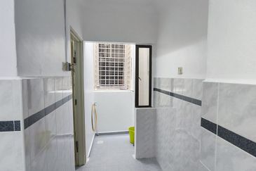 Straits Court Condominium Pasir Emas